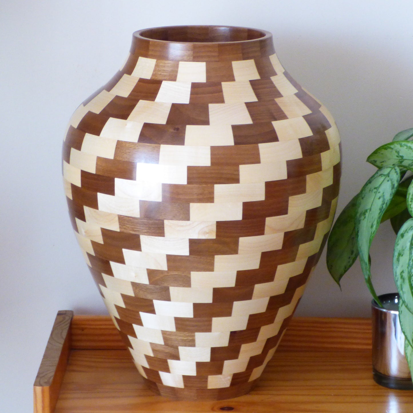 Gros vase en érable et noyer