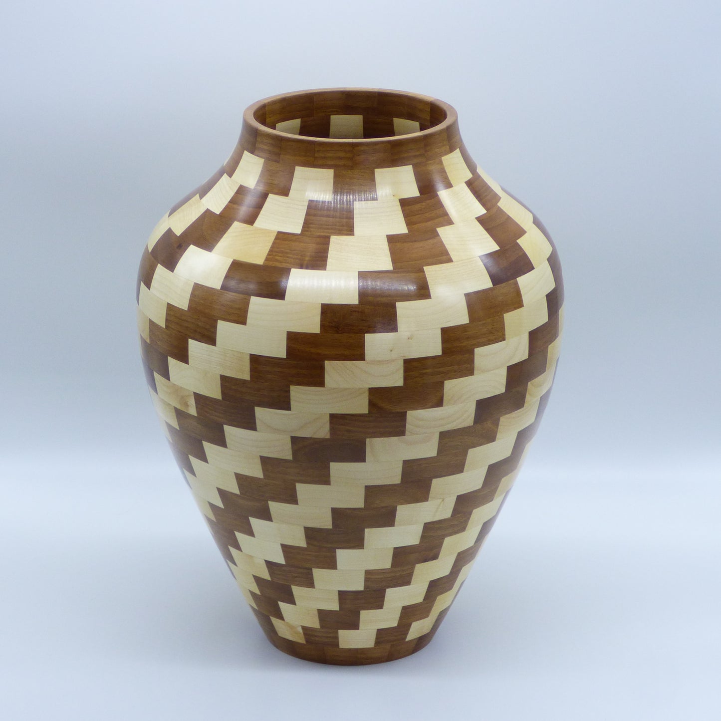 Gros vase en érable et noyer