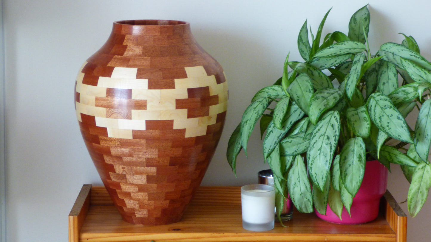 Vase segmenté en acajou