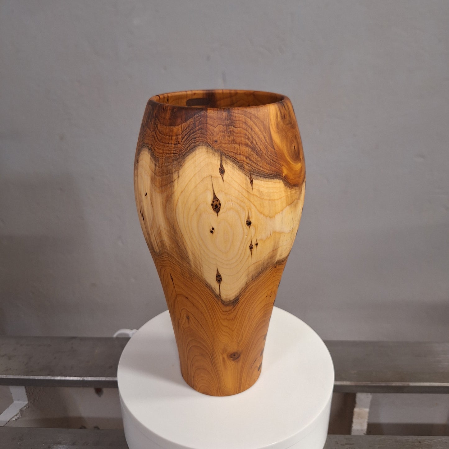 Vase en cerisier