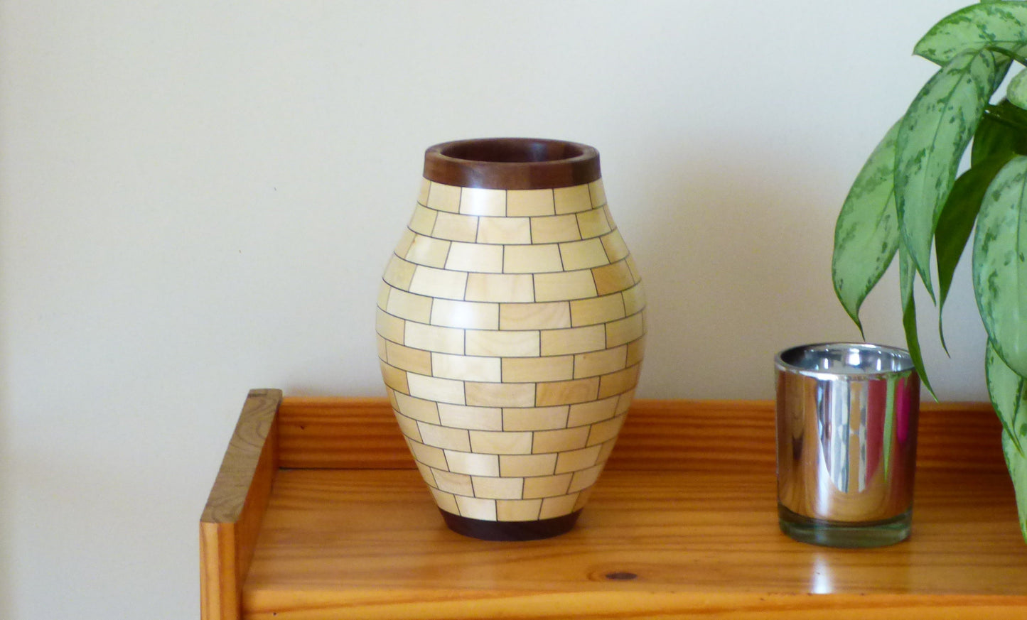 Segmented maple vase brick effet