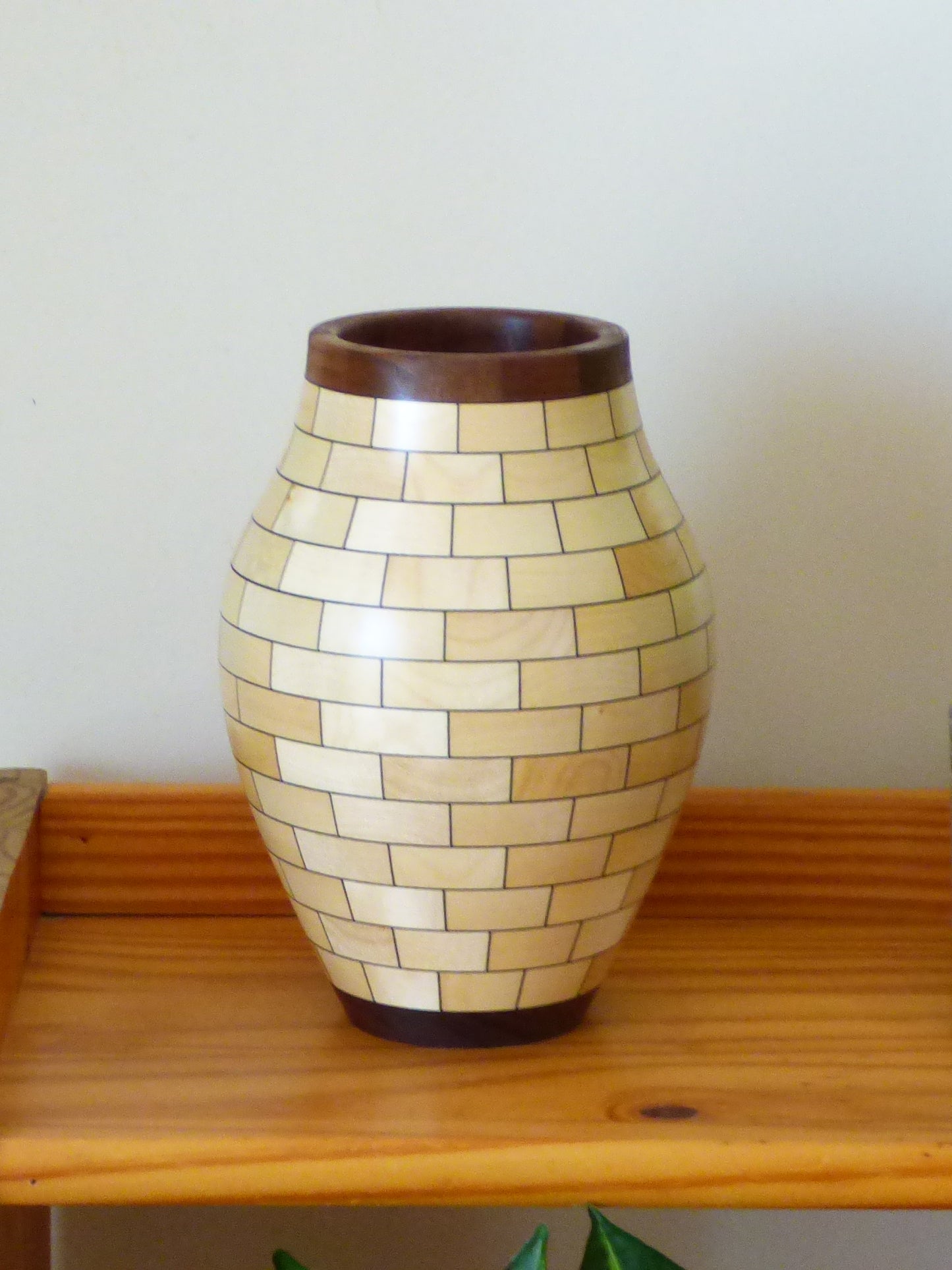 Segmented maple vase brick effet