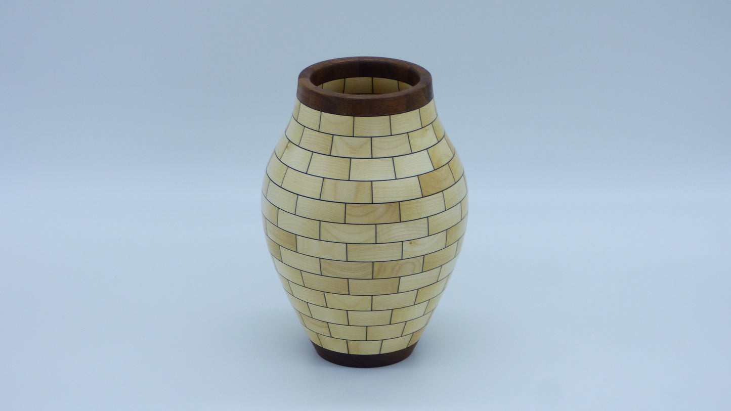 Segmented maple vase brick effet