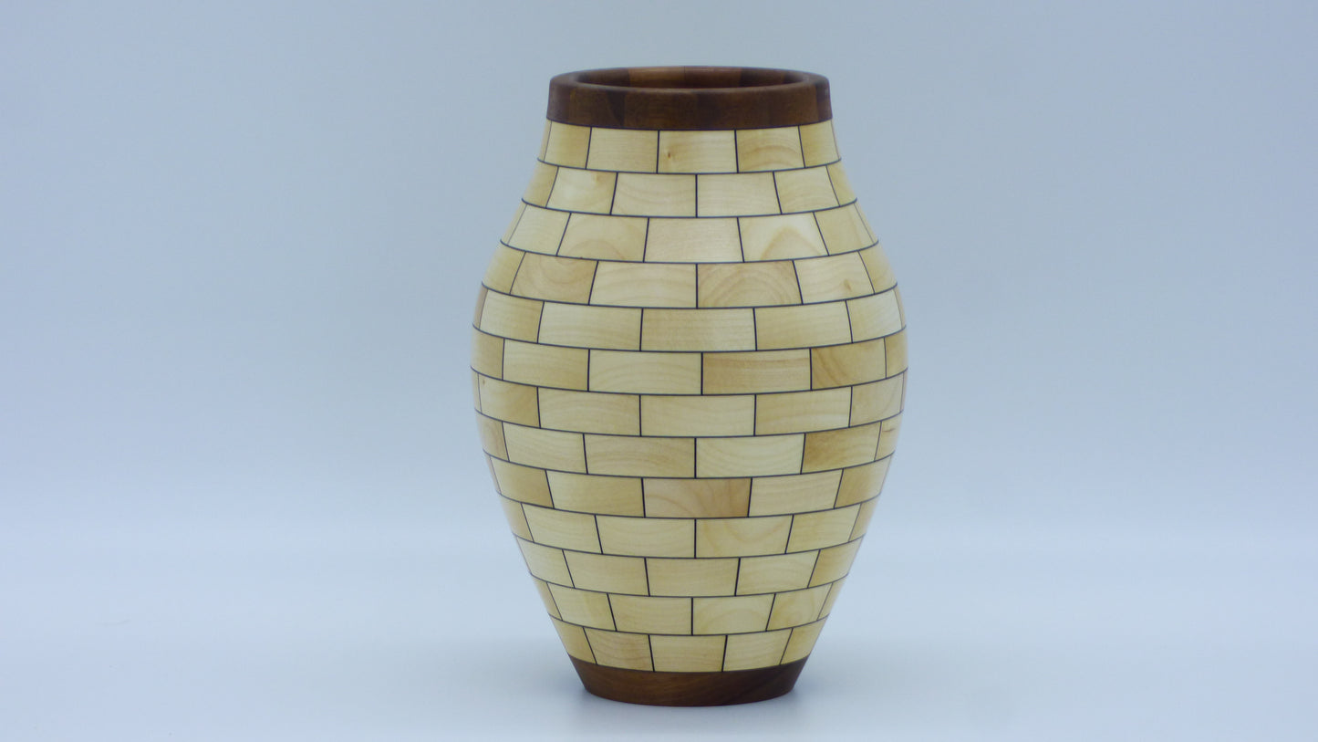 Segmented maple vase brick effet